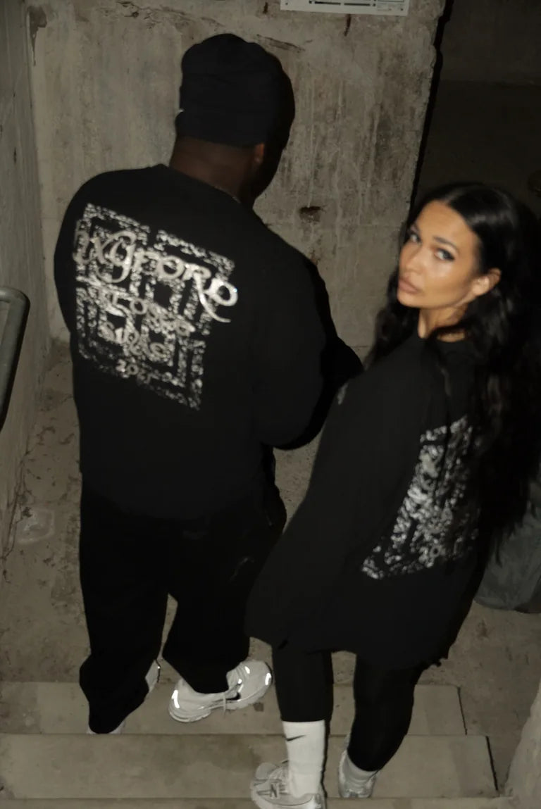 Zwei Models zeigen weiße HXYFORD-Rückenprints auf schwarzen Sweatshirts.