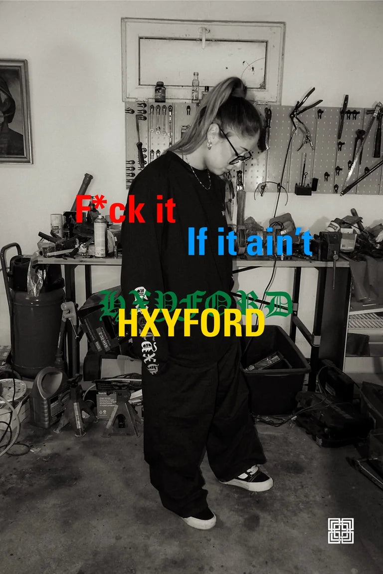 Schwarzweiße HXYFORD-Werkstattkampagne mit farbigem Schriftzug: F*ck it, if it ain’t HXYFORD.